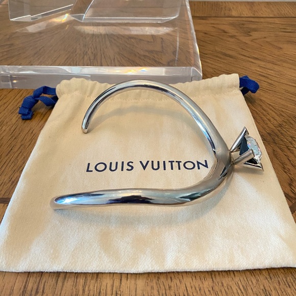 Louis Vuitton Silver V Necklace - Picture 7 of 13
